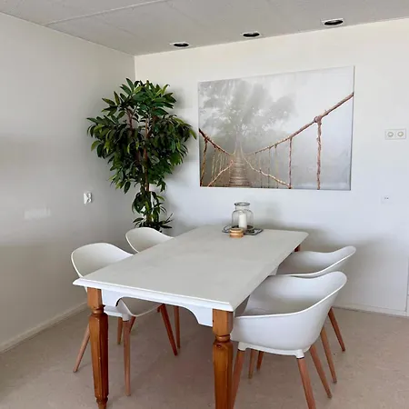 Nicky's Seaview Apartment